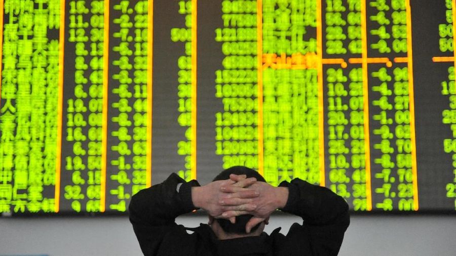 FILE PHOTO: An investor looks at an electronic screen at a brokerage house in Hangzhou, Zhejiang province, January 26, 2016.  REUTERS/China Daily