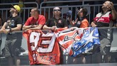 Para fan Marc Marquez memberikan dukungan dari tribune di Sirkuit Austin. Fan Marquez dan Valentino Rossi kembali berseteru usai insiden tabrakan dua pebalap itu di MotoGP Argentina. (Getty Images/Getty Images/AFP)