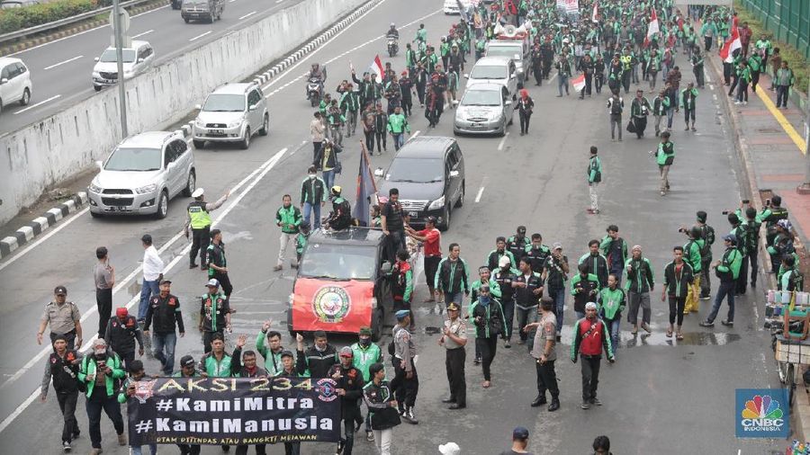 Kenaikan pendapatan para driver dilakukan melalui berbagai program.