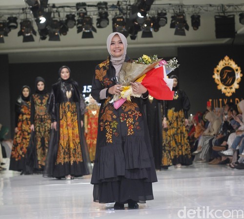 Tren Baju Lebaran 2018 Menurut Desainer Tuty Adib Tren Baju Lebaran 2018 Menurut Desainer Tuty Adib