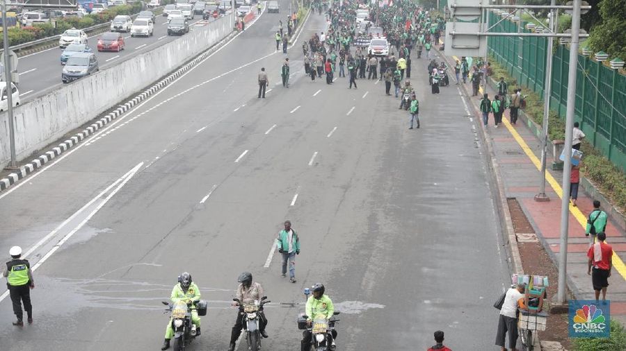 Sebanyak tujuh ribu personel diterjunkan untuk mengawal demo ojek online yang berlangsung di depan Gedung DPR.