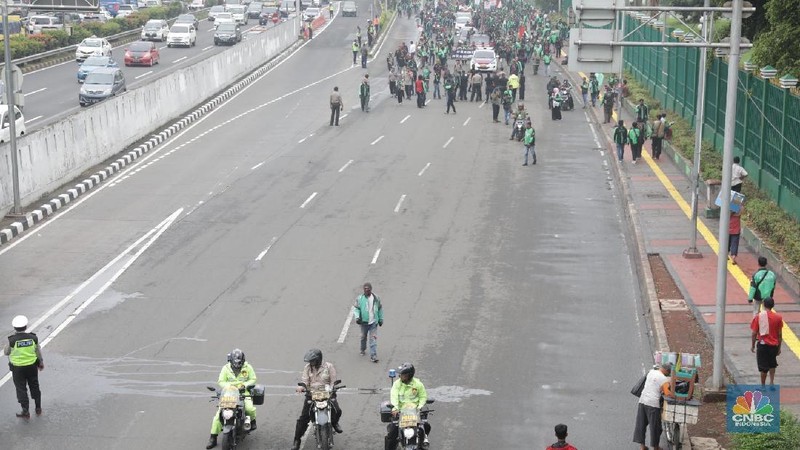 Sebanyak tujuh ribu personel diterjunkan untuk mengawal demo ojek online yang berlangsung di depan Gedung DPR.