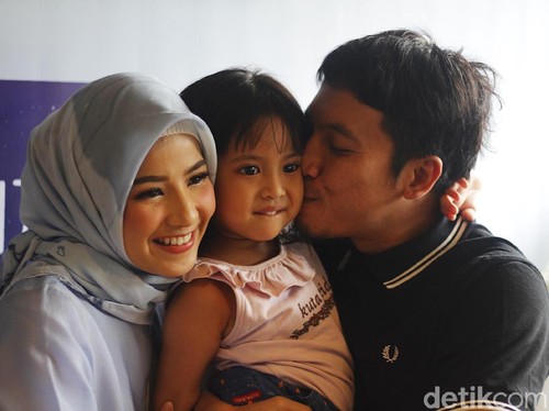 Cerita Natasha Rizky Nikah Muda dengan Desta yang Beda Usia 16 Tahun Cerita Natasha Rizky Nikah Muda dengan Desta yang Beda Usia 16 Tahun