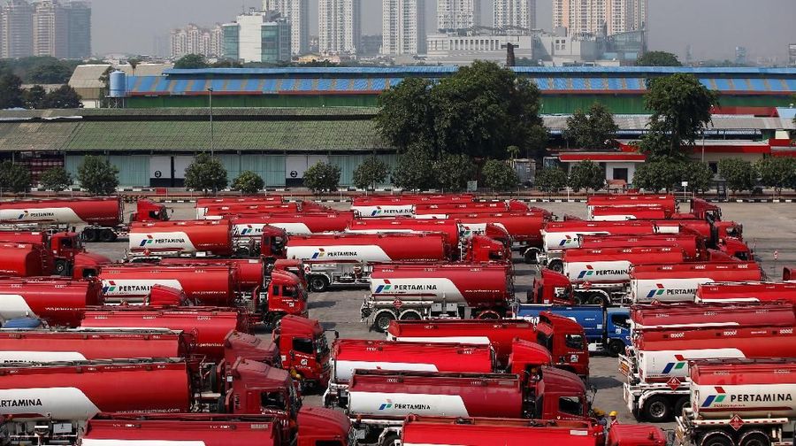 FILE PHOTO: Fuel tank drivers wait to load their cargo at a state-owned Pertamina fuel depot in Jakarta September 9, 2014. REUTERS/Darren Whiteside