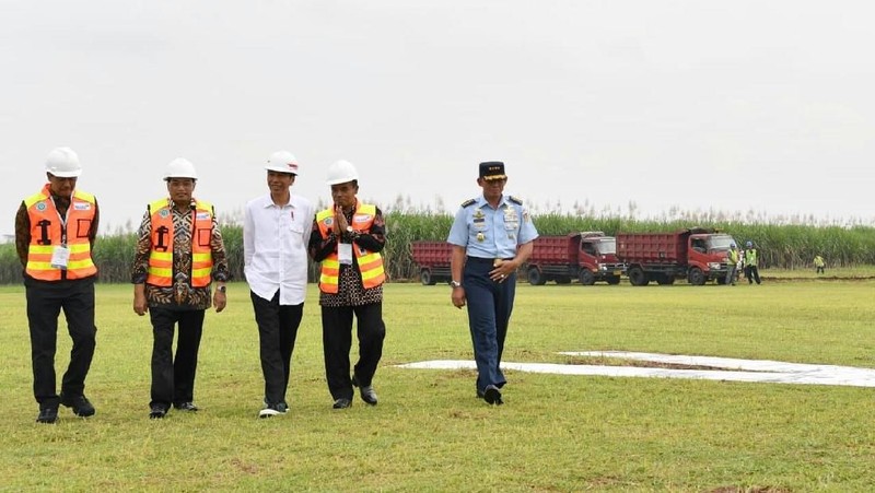 Dengan adanya bandara yang mampu mendukung mobilitas orang dan barang nantinya dapat semakin meningkatkan perindustrian di kawasan tersebut.