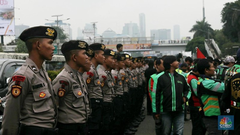 Sebanyak tujuh ribu personel diterjunkan untuk mengawal demo ojek online yang berlangsung di depan Gedung DPR.