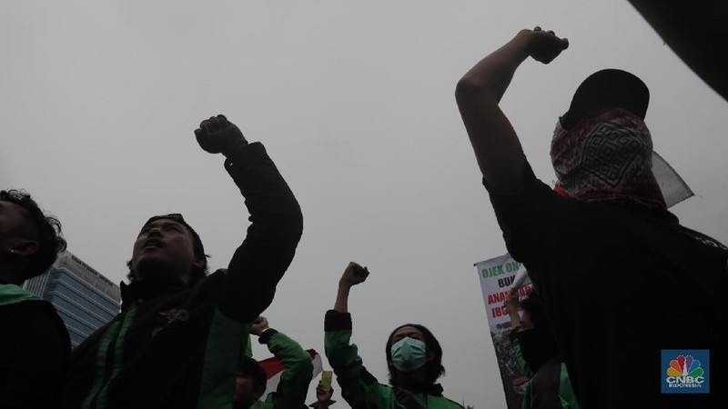 Aksi tersebut menuntut penyamarataan tarif ojek online di harga Rp 3.000 sampai Rp 3.500/km serta kepastian hukum dari ojek online.