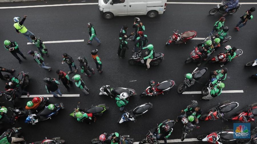Ojek online kian menjamur di RI. Aplikator raksasa Gojek dan Grab bahkan mulai mendapatkan pesaing.