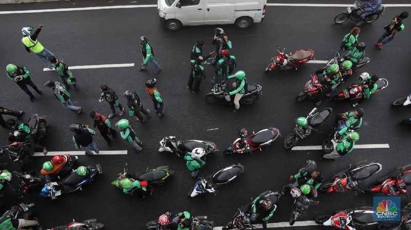 Aksi tersebut menuntut penyamarataan tarif ojek online di harga Rp 3.000 sampai Rp 3.500/km serta kepastian hukum dari ojek online.