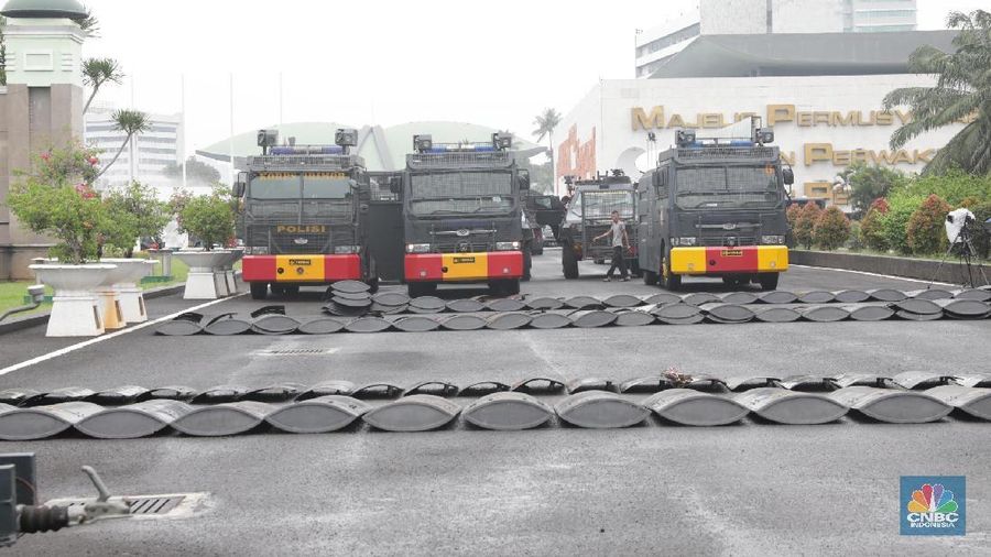 Sebanyak tujuh ribu personel diterjunkan untuk mengawal demo ojek online yang berlangsung di depan Gedung DPR.