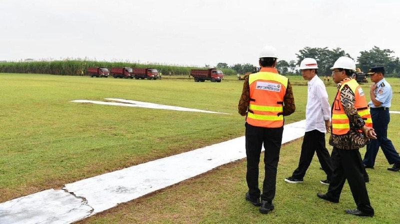 Dengan adanya bandara yang mampu mendukung mobilitas orang dan barang nantinya dapat semakin meningkatkan perindustrian di kawasan tersebut.