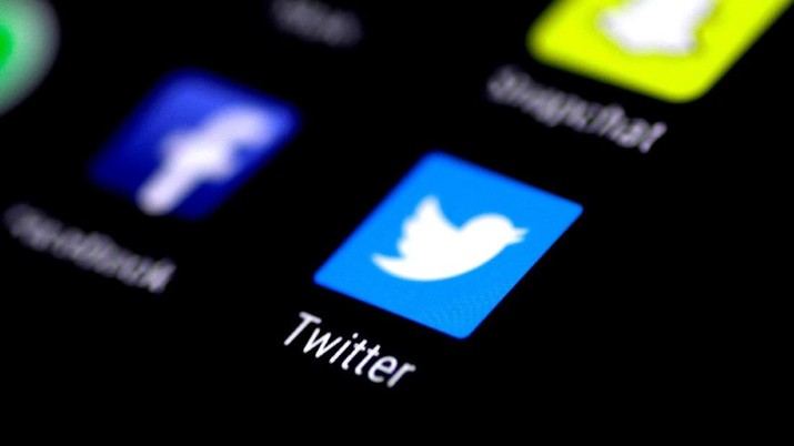 FILE PHOTO: The Twitter application is seen on a phone screen August 3, 2017. REUTERS/Thomas White