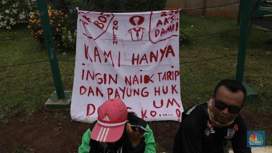 Aksi tersebut menuntut penyamarataan tarif ojek online di harga Rp 3.000 sampai Rp 3.500/km serta kepastian hukum dari ojek online.