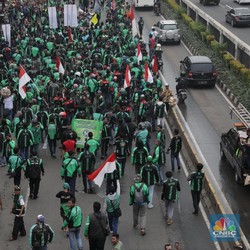 Semangat Nasionalisme Coba Goyang Go-Jek dan Grab di RI