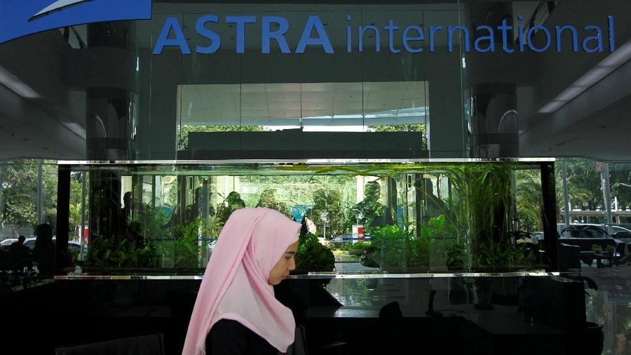 Turunnya permintaan akan otomotif khususnya kendaraan roda empat semakin menekan harga saham ASII di bursa.