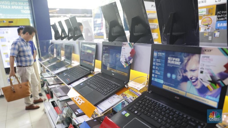 Pelemahan nilai tukar rupiah berdampak secara langsung bagi industri elektronik dalam negeri.
