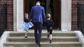 Pangeran William menggandeng kedua anaknya, Pangeran George (kanan) dan Putri Charlotte untuk menjenguk ibu mereka di Lindo Wing St Mary's Hospital, London, Senin (23/4). (REUTERS/Hannah McKay)