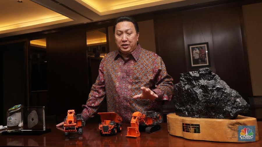 Pengusaha Boy Thohir saat memberi tanggapan kepada tim CNBC Indonesia di Kantor Adaro, Jakarta, Selasa (24/4) Boy Thohir merupakan putra dari salah satu pemilik Astra International Teddy Tohir. Dia juga seorang pengusaha yang sudah cukup lama berkecimpung di dunia bisnis. Dia menyelesaikan pendidikan MBA-nya di Northrop University Amerika Serikat. Boy Thohir dikenal sebagai pengusaha muda yang sukses membawa Adaro Energy sebagai perusahaan batu bara terbesar di Indonesia. (CNBC Indonesia/Muhammad Sabki)