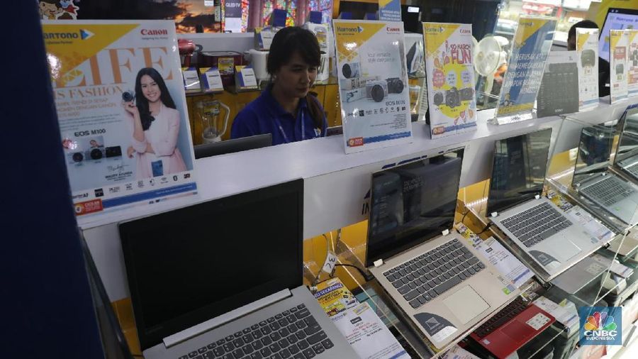 Pengunjung melihat barang elektronik di Toko Hartono Elektronik, Jakarta, Selasa (24/4). Pelemahan nilai tukar rupiah terhadap dolar dalam beberapa pekan terakhir ini berdampak pada kenaikan harga jual produk elektronik. Pelemahan nilai rupiah berdampak pada harga elektronik. Sebab, beberapa komponen elektronik, khususnya komputer, merupakan barang impor, seperti dari Jepang. (CNBC Indonesia/Muhammad Sabki)