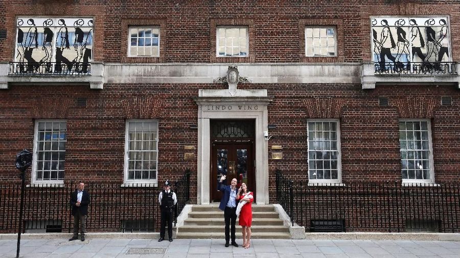 Kate melahirkan bayi berjenis kelamin laki-laki di Lindo Wing, Rumah Sakit St. Mary, London, Inggris