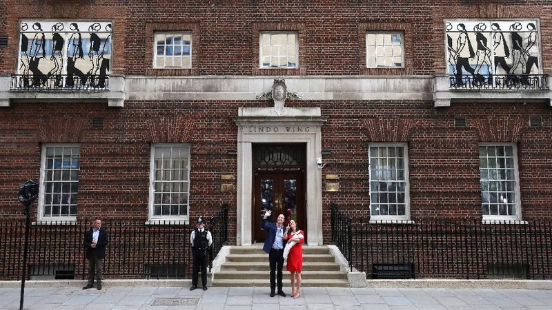 Kate melahirkan bayi berjenis kelamin laki-laki di Lindo Wing, Rumah Sakit St. Mary, London, Inggris