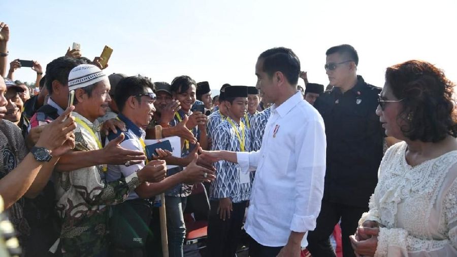 Presiden Joko Widodo (Jokowi) menyerahkan 1.163 surat izin usaha perikanan (SIUP)