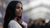 Zoe Saldana yang memerankan Gamora pun tampak anggun bersama selebriti lain. Sayang, pemeran Captain America Chris Evans tidak terlihat dalam ajang itu. (REUTERS/Mario Anzuoni)