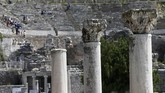 Kota ini semakin terkenal sejak dibangunnya Kuil Artemis yang selesai dibangun pada 550 SM. Kuil tersebut dibangun untuk menghormati Dewi Artemis, dewi para pemburu, hutan, bulan, dan pemanah. (Anadolu Agency/Mahmut Serdar Alakuş)