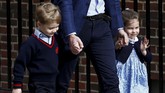Pangeran George dan Putri Charlotte dijemput ayah mereka, Pangeran William, tak lama ketika Kate Middleton dikonfirmasi telah melahirkan. Kedua bocah pewaris takhta Kerajaan Inggris itu bahkan sempat menyapa media di depan rumah sakit. (REUTERS/Henry Nicholls)