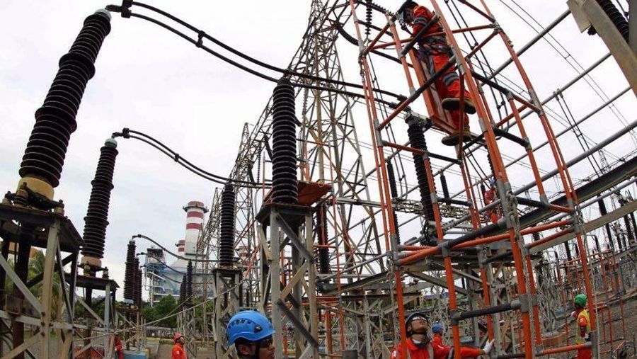 PLN berhasil memulihkan 17 gardu induk yang sempat mengalami gangguan pada pagi tadi. Penormalan keseluruhan GI yang berada di Jakarta berhasil dilakukan pada pukul 11.21wib. Dengan normalnya keseluruhan gardu Induk ini artinya sistem 150 kV sudah berjalan dengan baik dan pasokan listrik Jakarta-Tanggerang kembali normal. 
(Foto: Istimewa/Warta PLN/pln.co.id)