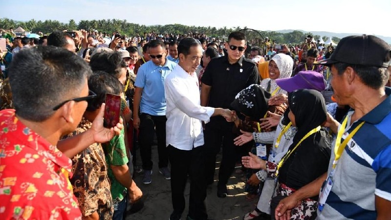 Keramba jaring apung (KJA) lepas pantai ini merupakan budidaya ikan dengan cara modern.