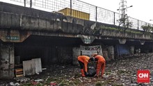 Sampah di Kolong Tol Wiyoto Wiyono Dibiarkan Sejak 1993