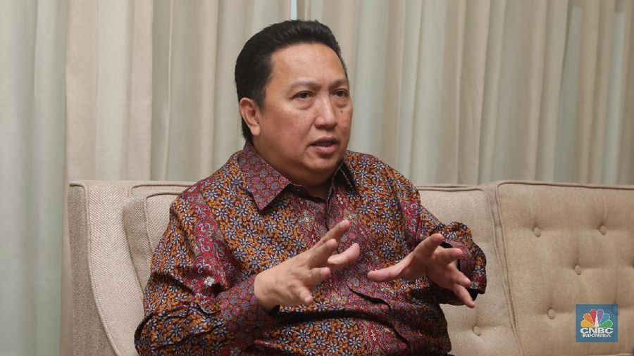 Pengusaha Boy Thohir saat memberi tanggapan kepada tim վ di Kantor Adaro, Jakarta, Selasa (24/4) Boy Thohir merupakan putra dari salah satu pemilik Astra International Teddy Tohir. Dia juga seorang pengusaha yang sudah cukup lama berkecimpung di dunia bisnis. Dia menyelesaikan pendidikan MBA-nya di Northrop University Amerika Serikat. Boy Thohir dikenal sebagai pengusaha muda yang sukses membawa Adaro Energy sebagai perusahaan batu bara terbesar di Indonesia. (վ/Muhammad Sabki)