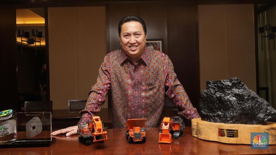 Pengusaha Boy Thohir saat memberi tanggapan kepada tim CNBC Indonesia di Kantor Adaro, Jakarta, Selasa (24/4) Boy Thohir merupakan putra dari salah satu pemilik Astra International Teddy Tohir. Dia juga seorang pengusaha yang sudah cukup lama berkecimpung di dunia bisnis. Dia menyelesaikan pendidikan MBA-nya di Northrop University Amerika Serikat. Boy Thohir dikenal sebagai pengusaha muda yang sukses membawa Adaro Energy sebagai perusahaan batu bara terbesar di Indonesia. (CNBC Indonesia/Muhammad Sabki)