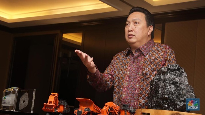 Pengusaha Boy Thohir saat memberi tanggapan kepada tim CNBC Indonesia di Kantor Adaro, Jakarta, Selasa (24/4) Boy Thohir merupakan putra dari salah satu pemilik Astra International Teddy Tohir. Dia juga seorang pengusaha yang sudah cukup lama berkecimpung di dunia bisnis. Dia menyelesaikan pendidikan MBA-nya di Northrop University Amerika Serikat. Boy Thohir dikenal sebagai pengusaha muda yang sukses membawa Adaro Energy sebagai perusahaan batu bara terbesar di Indonesia.  (CNBC Indonesia/Muhammad Sabki)