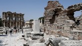 Kerajaan Romawi bukan hanya membangun Kuil Artemis, namun juga membangun serangkaian bangunan monumental, seperti Perpustakaan Celsus, dan teater yang mampu menampung lebih dari 25 ribu penonton. (Anadolu Agency/Mahmut Serdar Alakuş)