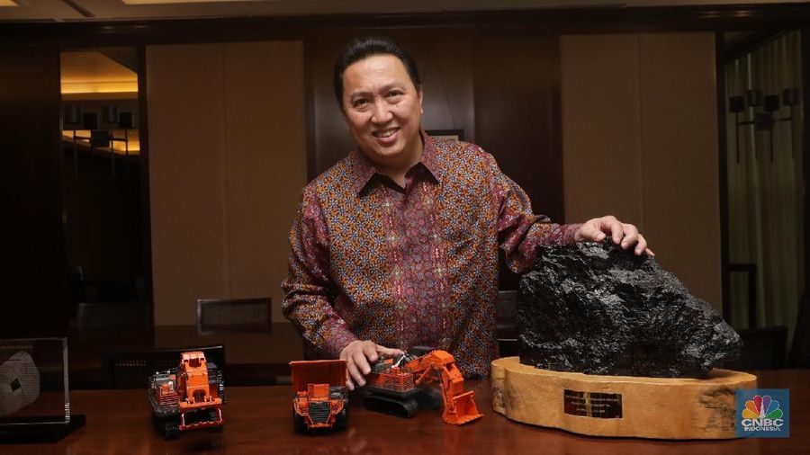 Pengusaha Boy Thohir saat memberi tanggapan kepada tim CNBC Indonesia di Kantor Adaro, Jakarta, Selasa (24/4) Boy Thohir merupakan putra dari salah satu pemilik Astra International Teddy Tohir. Dia juga seorang pengusaha yang sudah cukup lama berkecimpung di dunia bisnis. Dia menyelesaikan pendidikan MBA-nya di Northrop University Amerika Serikat. Boy Thohir dikenal sebagai pengusaha muda yang sukses membawa Adaro Energy sebagai perusahaan batu bara terbesar di Indonesia.  (CNBC Indonesia/Muhammad Sabki)