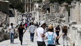 Ephesus juga tercatat sebagai satu dari tujuh kota Asia yang disebutkan dalam Kitab Wahyu. Murid Yesus, Yohannes, diklaim menulis injilnya di kota ini. Kala itu, Ephesus dihuni 250 ribu penduduk jadi kota terbesar kedua di dunia. (Anadolu Agency/Mahmut Serdar Alakuş)
