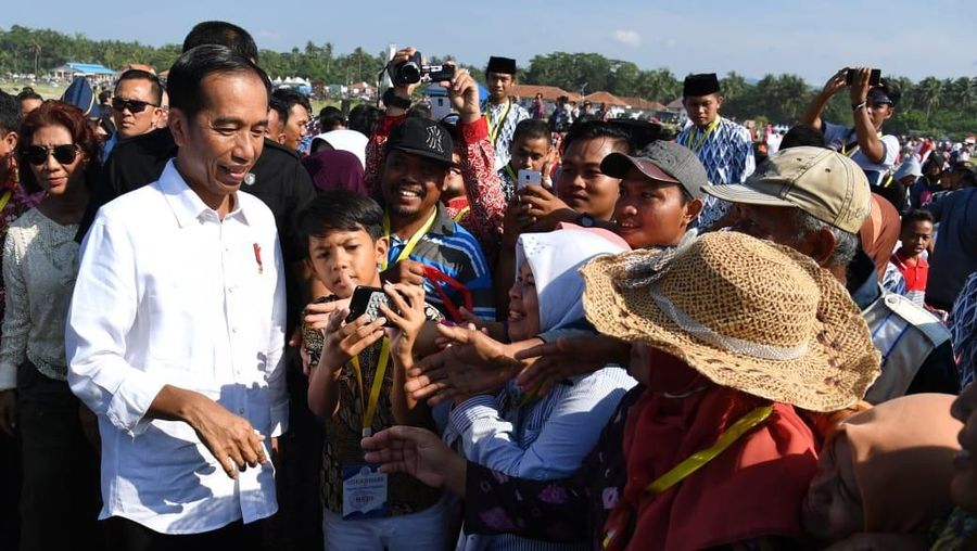 Keramba jaring apung (KJA) lepas pantai ini merupakan budidaya ikan dengan cara modern.