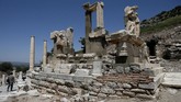 Namun pada 263 Masehi, kota ini dihancurkan oleh kaum Goths. Sempat dibangun kembali, namun gempa bumi dahsyat meluluhlantakkan Ephesus pada 614 Masehi. (Anadolu Agency/Mahmut Serdar Alakuş)