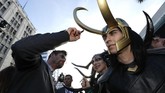 Chris Hemsworth yang memerankan Thor, bertemu dengan ‘Loki’ di karpet itu. (REUTERS/Mario Anzuoni)