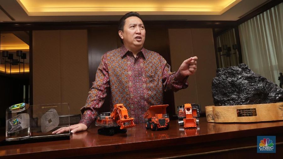 Pengusaha Boy Thohir saat memberi tanggapan kepada tim CNBC Indonesia di Kantor Adaro, Jakarta, Selasa (24/4) Boy Thohir merupakan putra dari salah satu pemilik Astra International Teddy Tohir. Dia juga seorang pengusaha yang sudah cukup lama berkecimpung di dunia bisnis. Dia menyelesaikan pendidikan MBA-nya di Northrop University Amerika Serikat. Boy Thohir dikenal sebagai pengusaha muda yang sukses membawa Adaro Energy sebagai perusahaan batu bara terbesar di Indonesia. (CNBC Indonesia/Muhammad Sabki)