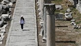 Sejak ditemukan nyaris 150 tahun lalu, Ephesus masih menjadi minat bagi manusia meski bernasib hanya puing-puing bisu. Kota ini telah dikunjungi lebih dari tiga juta orang setiap tahunnya. (Anadolu Agency/Mahmut Serdar Alakuş)
