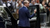 Pangeran William terus menunjukkan wajah semringah dan sempat menyapa publik dan media yang menunggu kabar bahagia tersebut di depan rumah sakit. (REUTERS/Peter Nicholls)