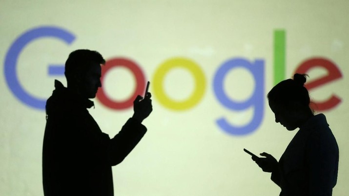 REFILE - CLARIFYING CAPTION Silhouettes of mobile users are seen next to a screen projection of Google logo in this picture illustration taken March 28, 2018.  REUTERS/Dado Ruvic