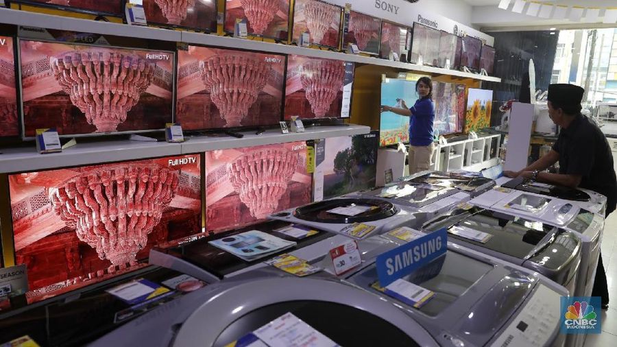 Pengunjung melihat barang elektronik di Toko Hartono Elektronik, Jakarta, Selasa (24/4). Pelemahan nilai tukar rupiah terhadap dolar dalam beberapa pekan terakhir ini berdampak pada kenaikan harga jual produk elektronik. Pelemahan nilai rupiah berdampak pada harga elektronik. Sebab, beberapa komponen elektronik, khususnya komputer, merupakan barang impor, seperti dari Jepang. (CNBC Indonesia/Muhammad Sabki)