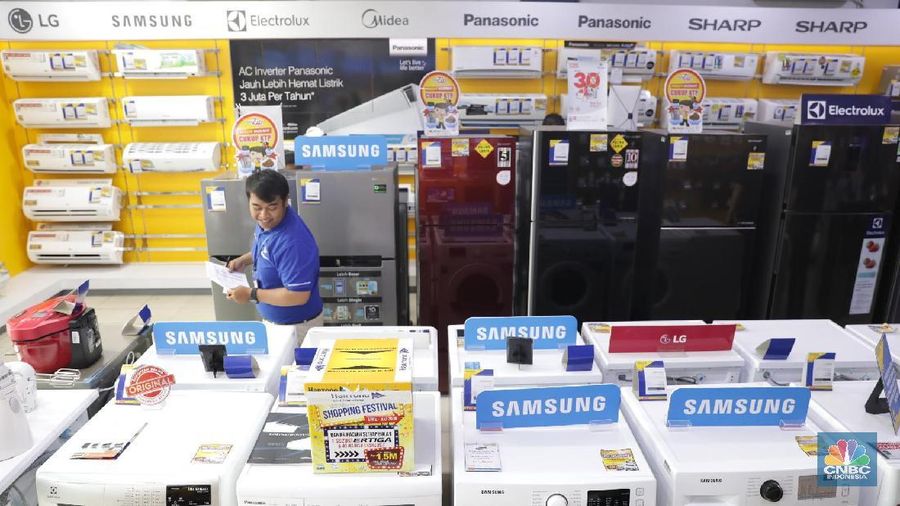 Pelemahan nilai tukar rupiah berdampak secara langsung bagi industri elektronik dalam negeri.