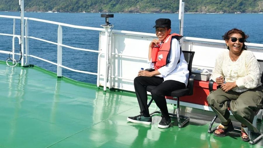 Keramba jaring apung (KJA) lepas pantai ini merupakan budidaya ikan dengan cara modern.