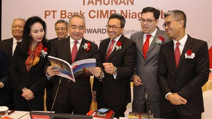RUPS CIMB Niaga Presiden Komisaris CIMB Niaga Dato’ Sri Nazir Razak (keempat kiri) berbincang dengan Komisaris Tengku Dato' Sri Zafrul Tengku Abdul Aziz (kanan), Presiden Direktur Tigor M. Siahaan (ketiga kanan), Direktur Compliance, Corporate Secretary, and Legal Fransiska Oei (kedua kiri), dan Direktur Strategy and Finance CIMB Niaga Wan Razly (kedua kanan) di sela Rapat Umum Pemegang Saham Tahunan (RUPST) CIMB Niaga di Jakarta, Selasa (24/4/2018). RUPST menyetujui pembagian dividen tunai setinggi-tingginya sebesar 20% atau setinggi-tingginya Rp595,5 miliar dari laba bersih CIMB Niaga tahun buku 2017. Dividen tunai tersebut akan dibayarkan pada 24 Mei 2018.