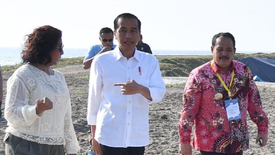 Keramba jaring apung (KJA) lepas pantai ini merupakan budidaya ikan dengan cara modern.